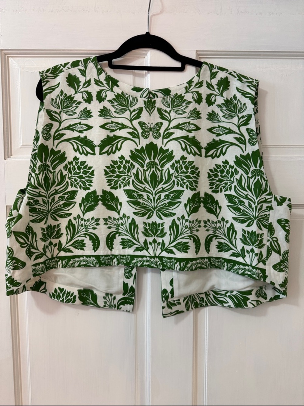 FARM Rio Green and White Floral Crop Shell